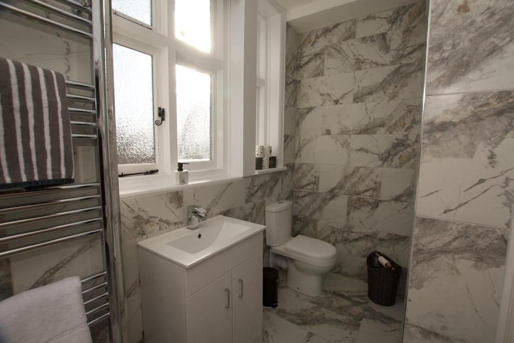 Beautiful Large 3-Bed Coastal Flat With Parking. Apartment Фринтън-он-Сий Екстериор снимка